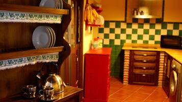 Een koelkast, een microgolfoven, een kookplaat, een vaatwasser