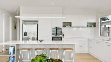 Casa básica | Cocina privada | Refrigerador con congelador, microondas, horno y lavavajillas