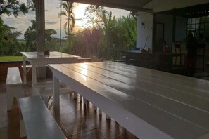 Outdoor dining - Habitación Triple con baño privado - Finca Palma Soriano (Montenegro)