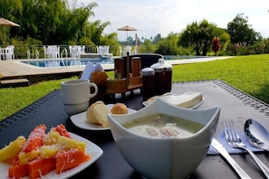 Outdoor dining - Habitación Triple con baño privado - Finca Palma Soriano (Montenegro)