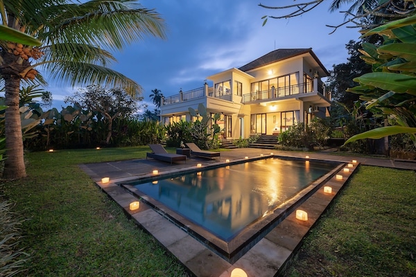 Fachada de la propiedad por la tarde o noche