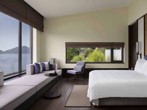 迷你吧、客房内保险箱、办公桌、遮光窗帘