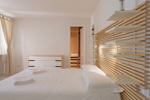2 habitaciones, escritorio y tabla de planchar con plancha