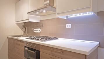 Kühlschrank, Mikrowelle, Ofen, Geschirrspüler