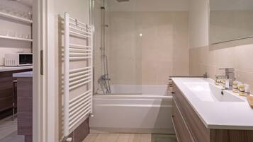 Combined shower/tub, bidet, towels