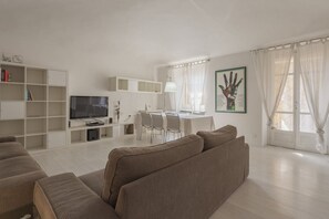 TV - This comfortable apartment with balcony can host up to 6 people. The building is located in Porta Nuova area, a few minutes walk away from the station. Inside the city center Restricted Traffic Area (ZTL), the apartment is in a strategic position to visi (Torino)