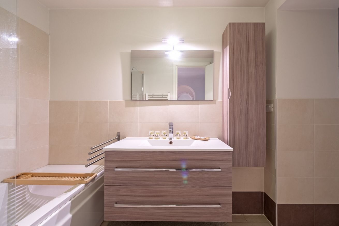 Ensemble douche/baignoire, bidet, serviettes fournies