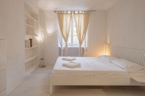 2 quartos, escrivaninha, ferros/tábuas de passar roupa