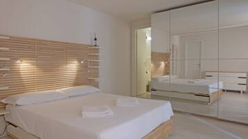 2 habitaciones, escritorio, tabla de planchar con plancha y internet