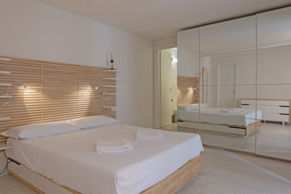 2 bedrooms, desk, iron/ironing board, Internet