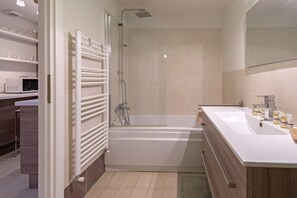 Bañera con ducha, bidet, toallas
