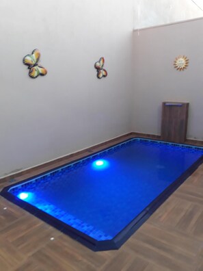 Et oppvarmet basseng