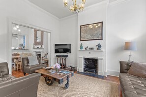 TV - Downtown Retreat on Historic Jones Street | Heated Pool Access | By Southern Belle (Savannah)