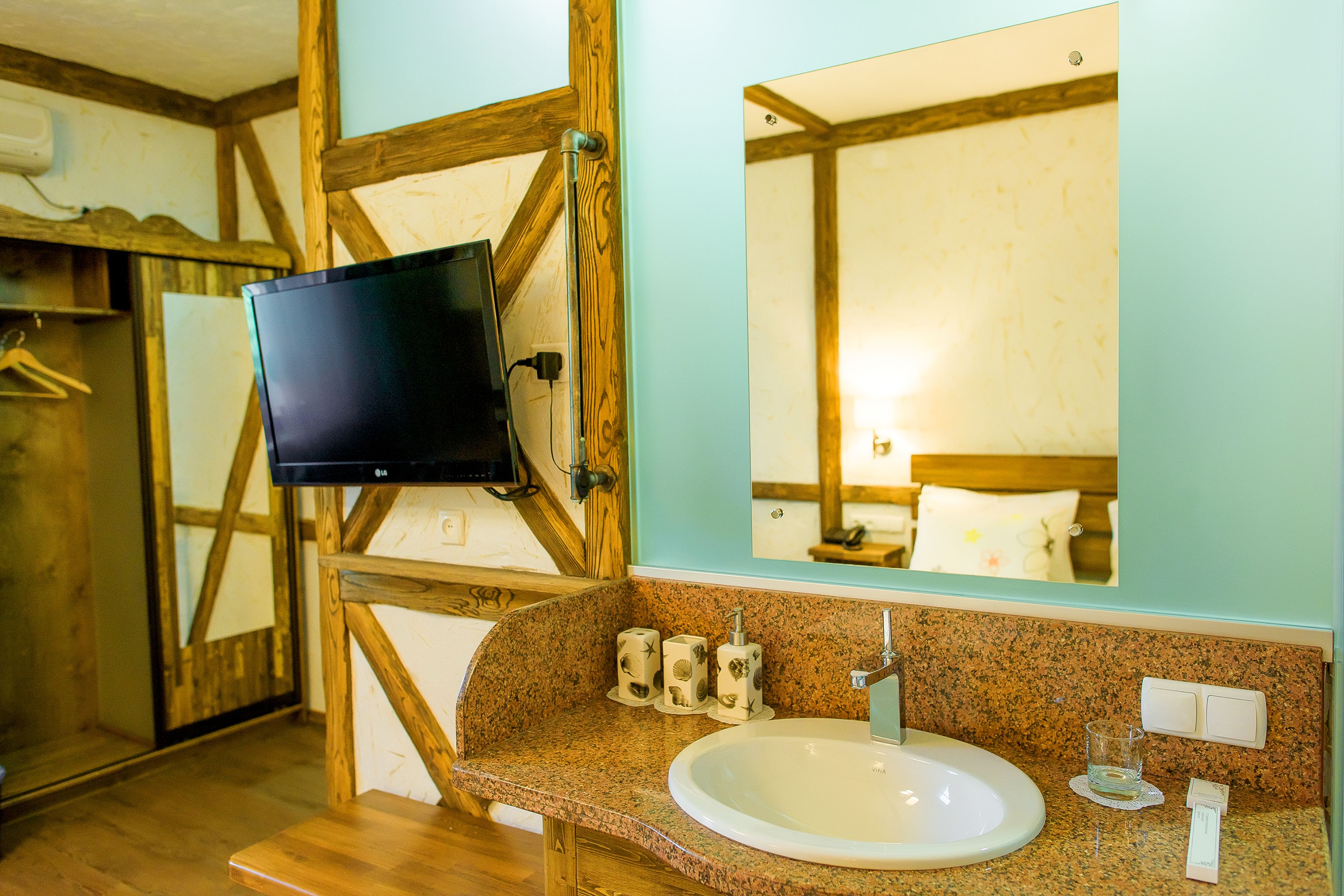 classic double room | minibar, in-room safe, individually decorated, individually furnished