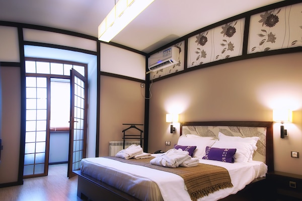 Habitación de diseñador-1 cama matrimonial o 2 individuales | Minibar, caja de seguridad en la habitación y decoración personalizada