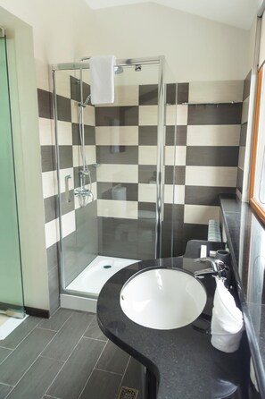 Shower, rainfall showerhead, free toiletries, hair dryer - Orbita Boutique Hotel (Shymkent)