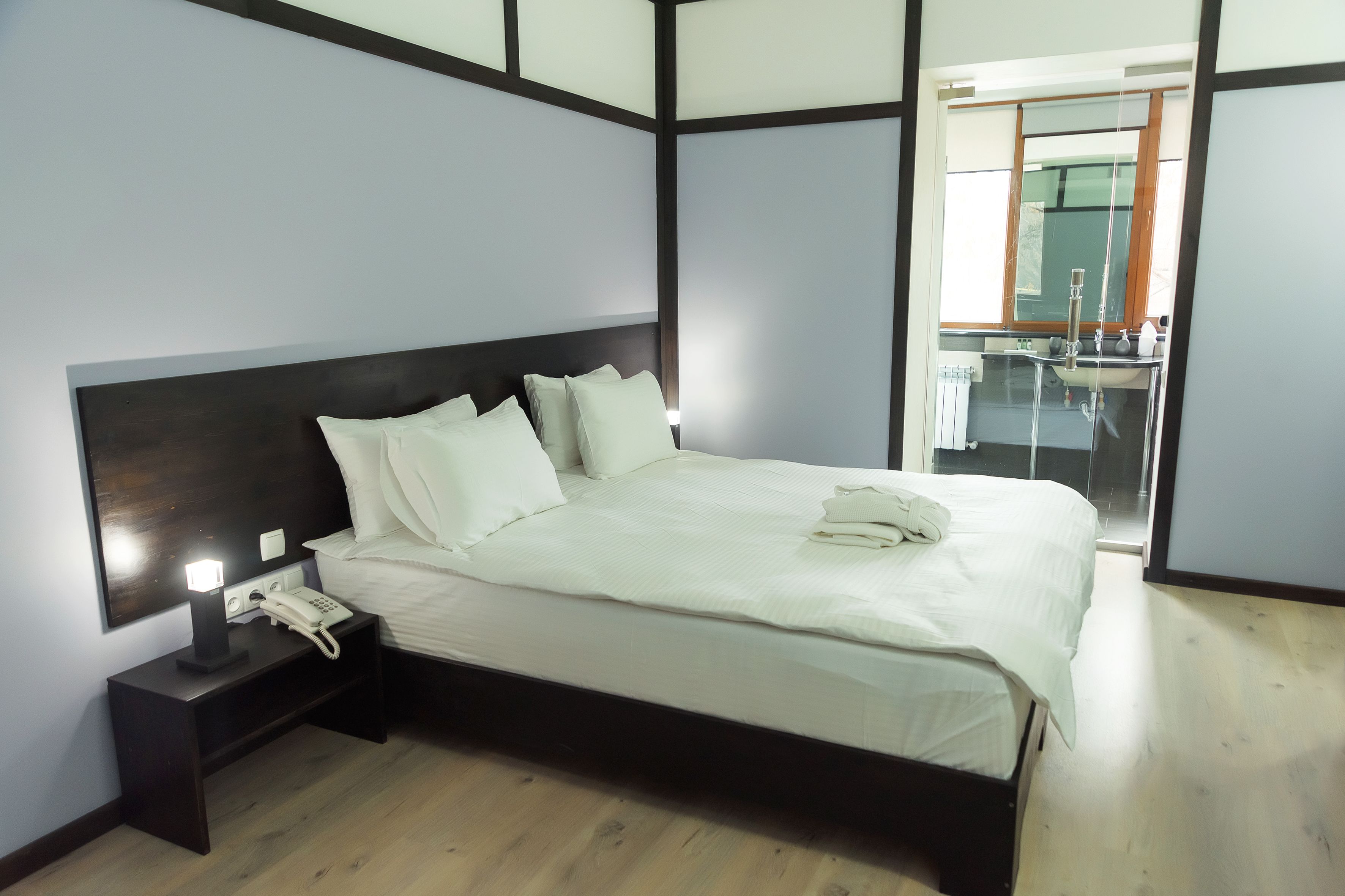 design double or twin room | minibar, in-room safe, individually decorated, individually furnished