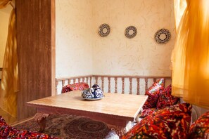 42-inch Smart TV with satellite channels, TV, heated floors