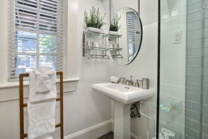 Chuveiro, produtos de toalete grátis, secador de cabelo 