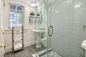 Shower, free toiletries, hair dryer, towels - Heated Pool Access | 5*Clean | Flex Cancelation (Savannah)