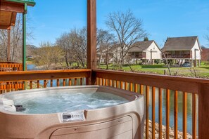 Outdoor spa tub - Pigeon Forge River Front Cabin- Fishing Year Round-firepit with seating and Hottub (Pigeon Forge)