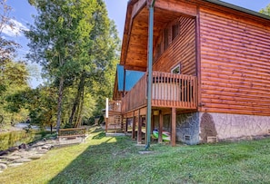 Exterior - Pigeon Forge River Front Cabin- Fishing Year Round-firepit with seating and Hottub (Pigeon Forge)