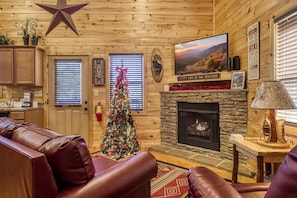 TV, fireplace, video games - Pigeon Forge River Front Cabin- Fishing Year Round-firepit with seating and Hottub (Pigeon Forge)