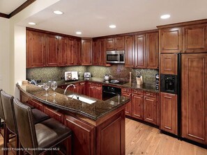 Jääkaappi, mikroaaltouuni, uuni, liesi