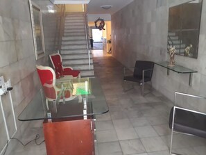 المنشأة من الداخل