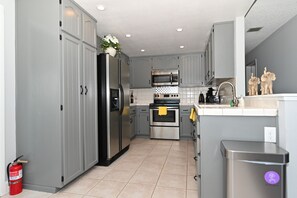 Coffee/tea maker, fridge, microwave, oven - 360 Spectacular Bay View luxury home close to NAPA and San Francisco (Vallejo)