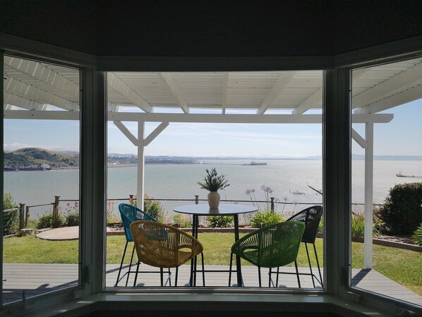 Outdoor dining - 360 Spectacular Bay View luxury home close to NAPA and San Francisco (Vallejo)