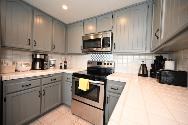 Een koelkast, een microgolfoven, een oven, een kookplaat