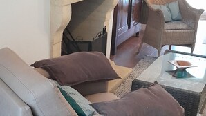 TV, books - Very bright villa standing 5 minutes walk from the beach  (Le Grau-du-Roi)