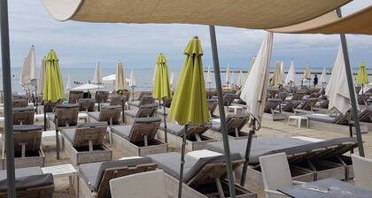 Very bright villa standing 5 minutes walk from the beach