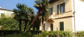 Liberty villa with private garden and parking. Close to the sea and the lake