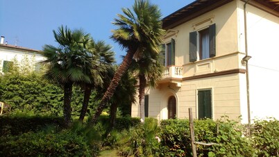 Liberty villa with private garden and parking. Close to the sea and the lake