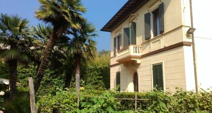 Liberty villa with private garden and parking. Close to the sea and the lake