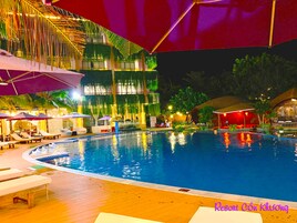 Una piscina al aire libre (de 06:00 a 18:00), sombrillas, tumbonas