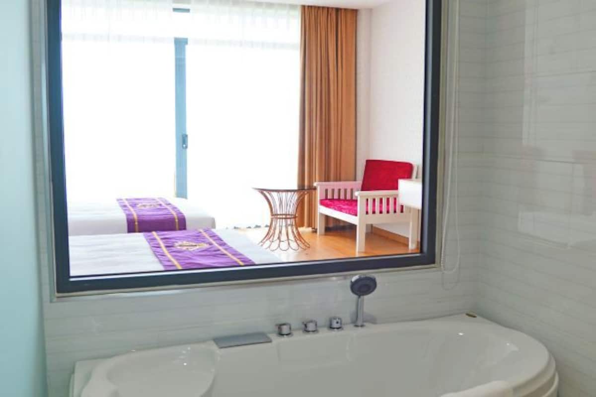 Shower, rainfall showerhead, free toiletries, hair dryer