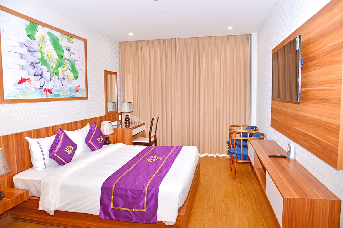 Standard Room | Minibar, in-room safe, desk, laptop workspace
