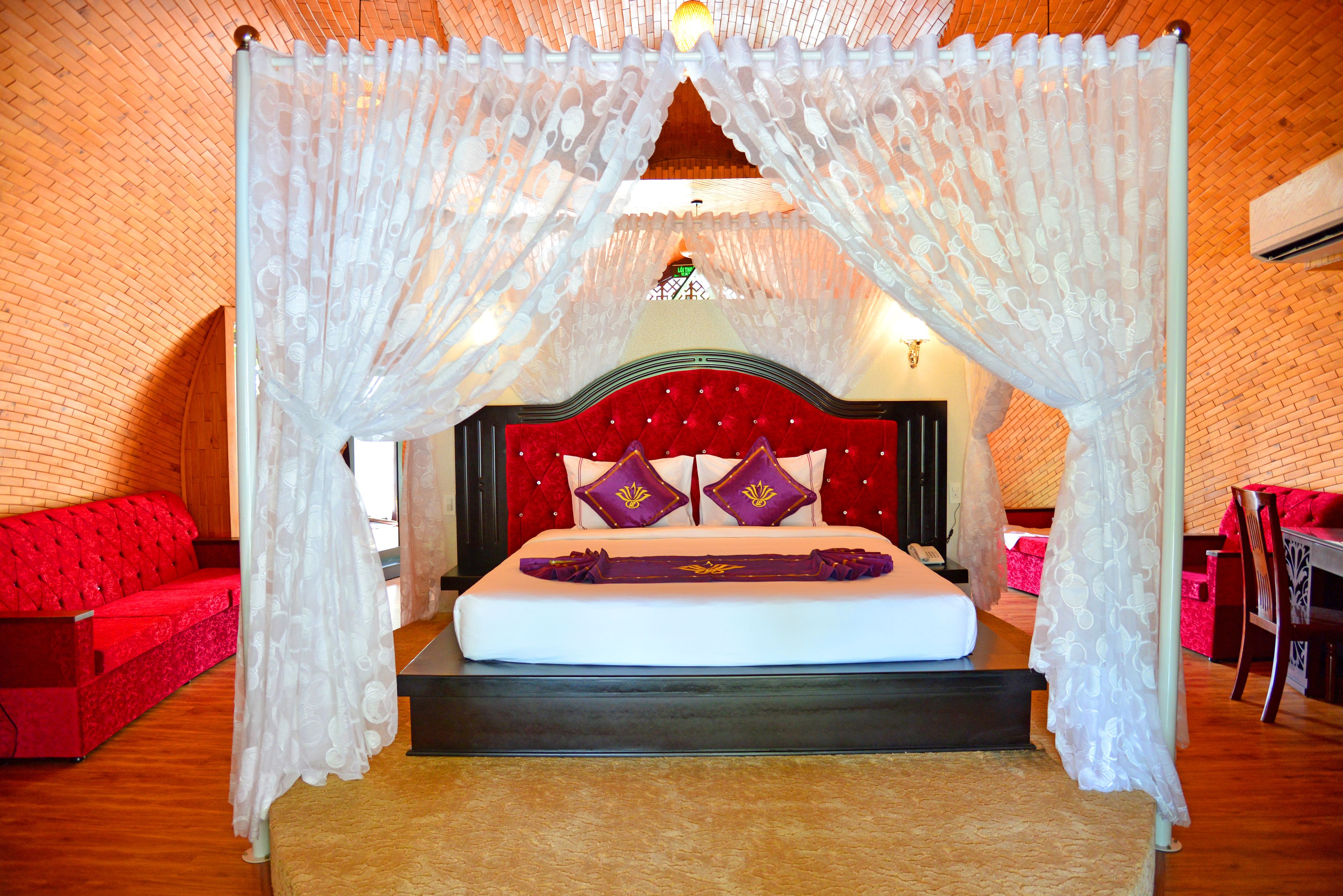 minibar, in-room safe, desk, laptop workspace