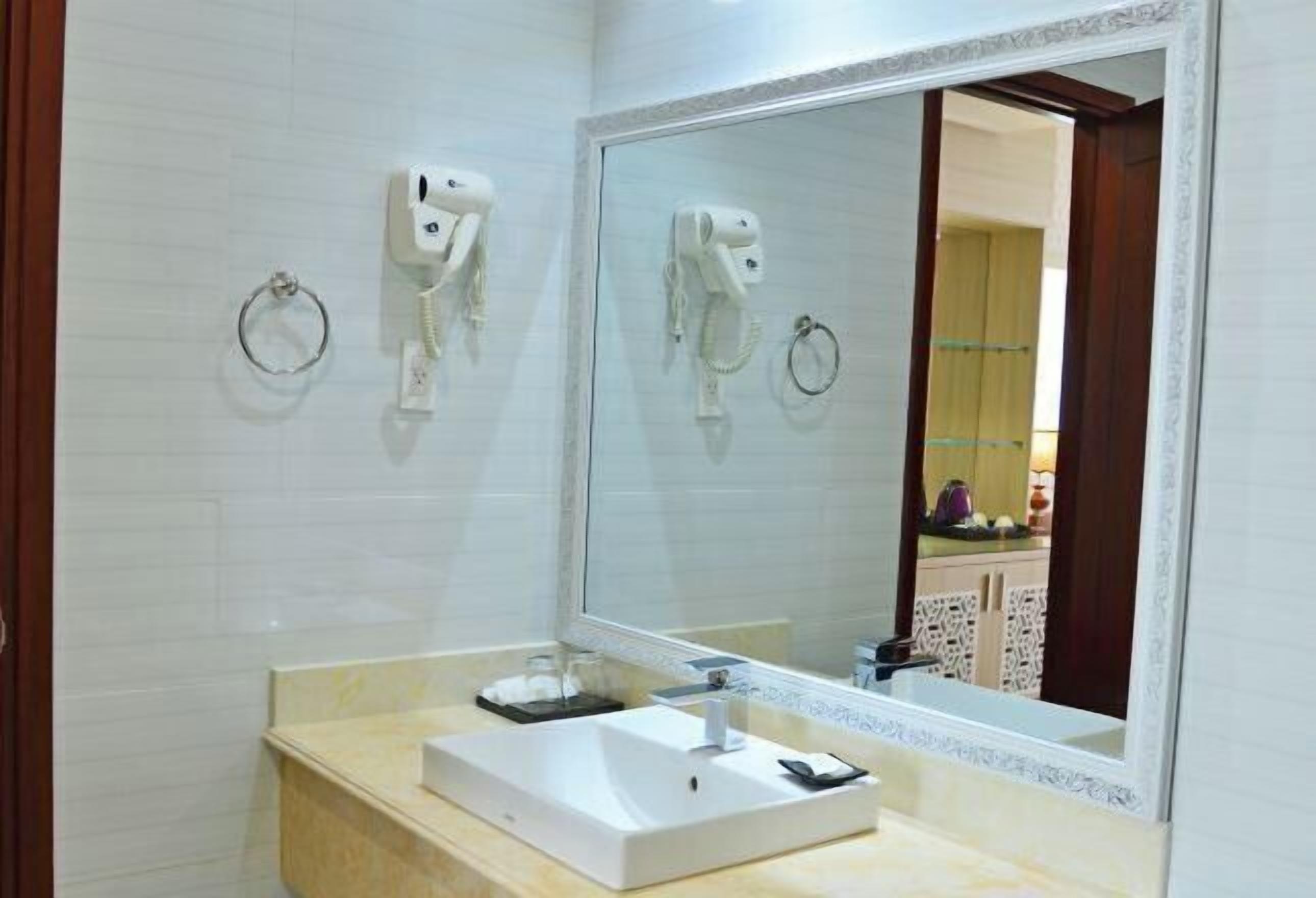 Shower, rainfall showerhead, free toiletries, hair dryer
