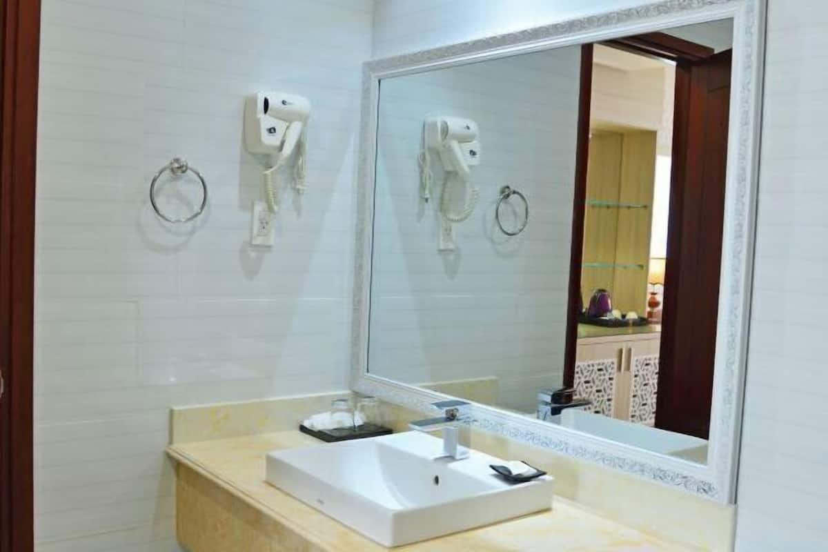 Douche, douche à « effet pluie », articles de toilette gratuits