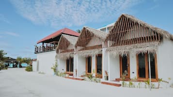 Vista frontal de la propiedad