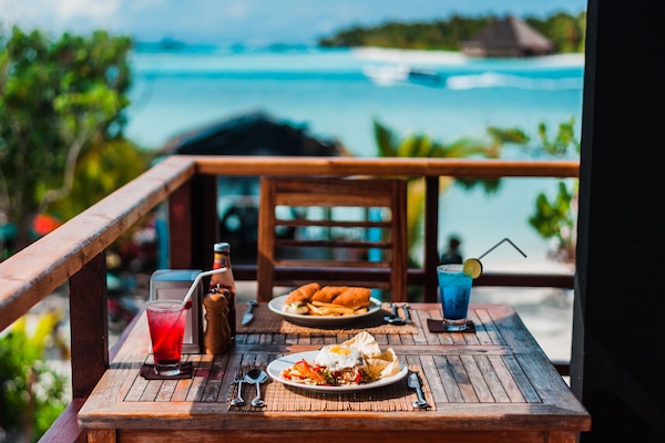 Aperto a colazione e pranzo, cucina asiatica, con vista sulla spiaggia