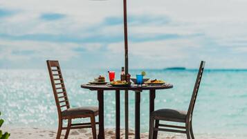 En la playa, playa de arena blanca, camastros y sombrillas