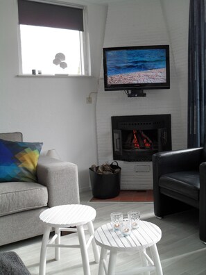 Smart TV, fireplace - Rest, fireplace, sea, that is what our holiday bungalow can offer you (Baarland)