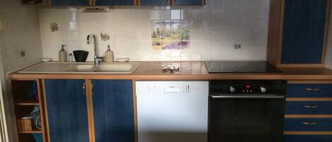 Een koelkast, een magnetron, een oven, een kookplaat