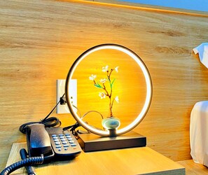 Chambre triple supérieure | Minibar, décor unique, ameublement unique, bureau