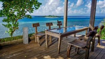 Petit-déjeuner, déjeuner et dîner servis sur place